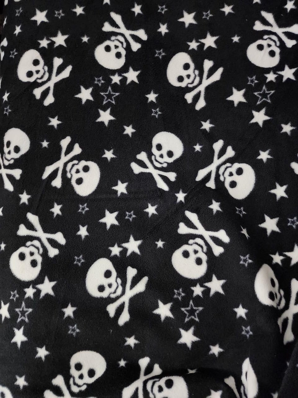 Skulls & Crossbones Print - Anti Pill Theme Fleece Fabric, 60” Inches Wide – Sold By The Yard Black/White